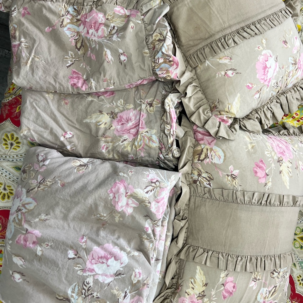 Shabby chic. Floral Ruffled Duvet Set in Pink and Tan. 5 pieces